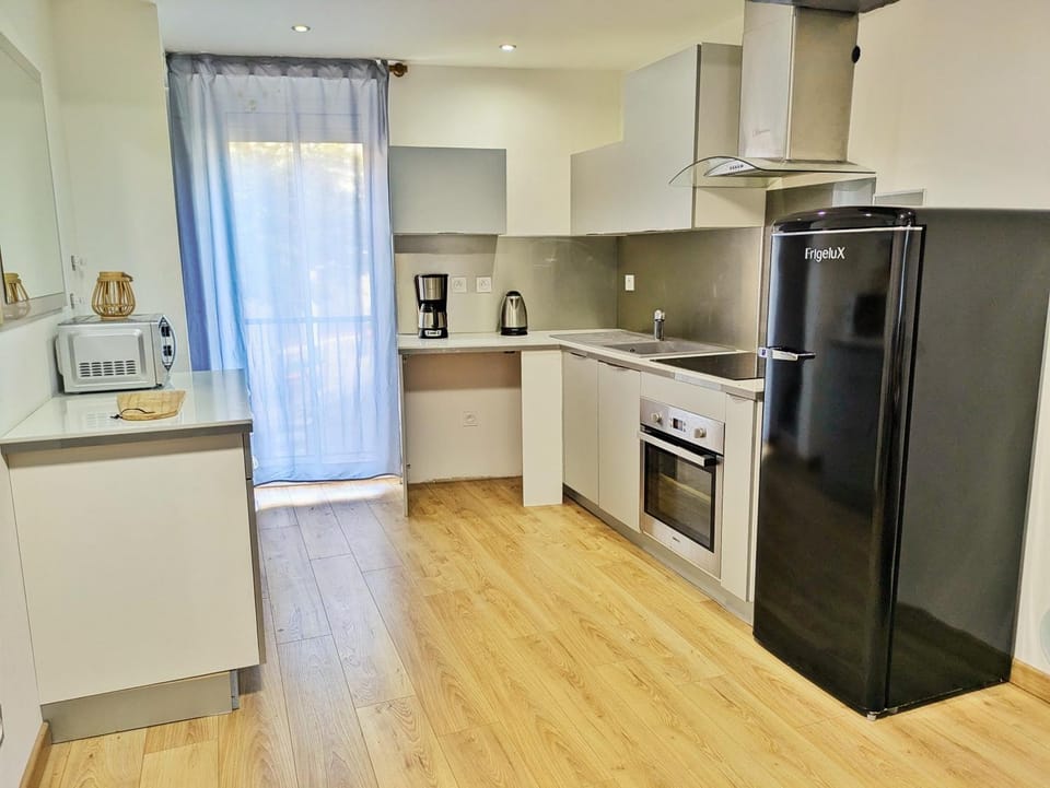 Kitchen or kitchenette, oven, pet friendly, stove