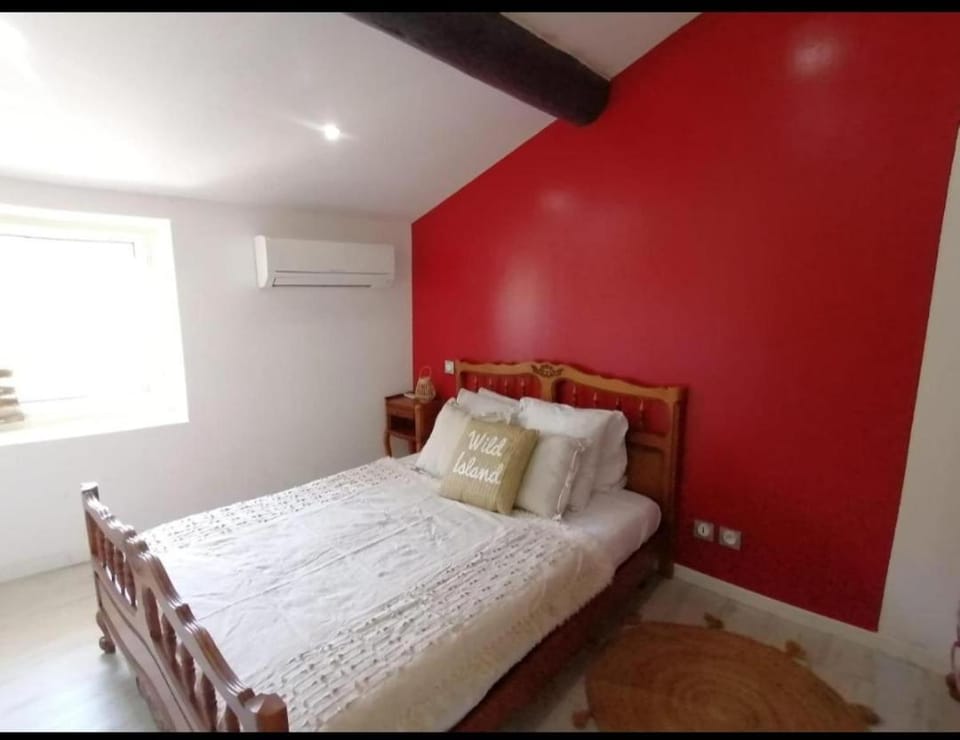Bed, Photo of the whole room, Bedroom, air conditioner