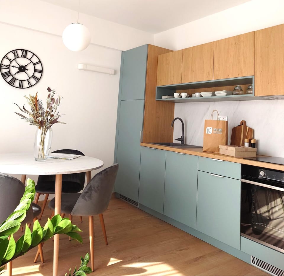 Coffee/tea facilities, Kitchen or kitchenette, Dining area, oven, stove, toaster