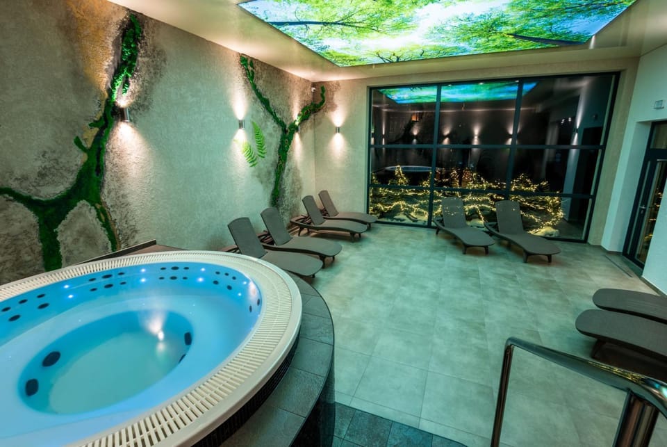 Hot Tub, Swimming pool