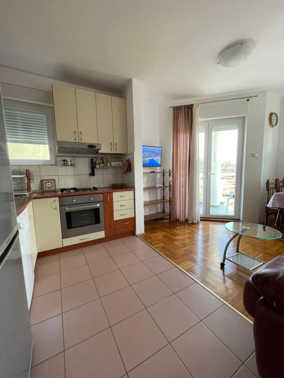 Kitchen or kitchenette, dishwasher, stove