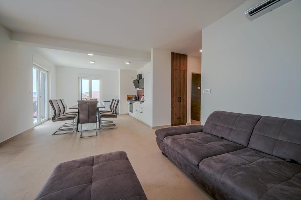 Living room, Seating area, Dining area, air conditioner