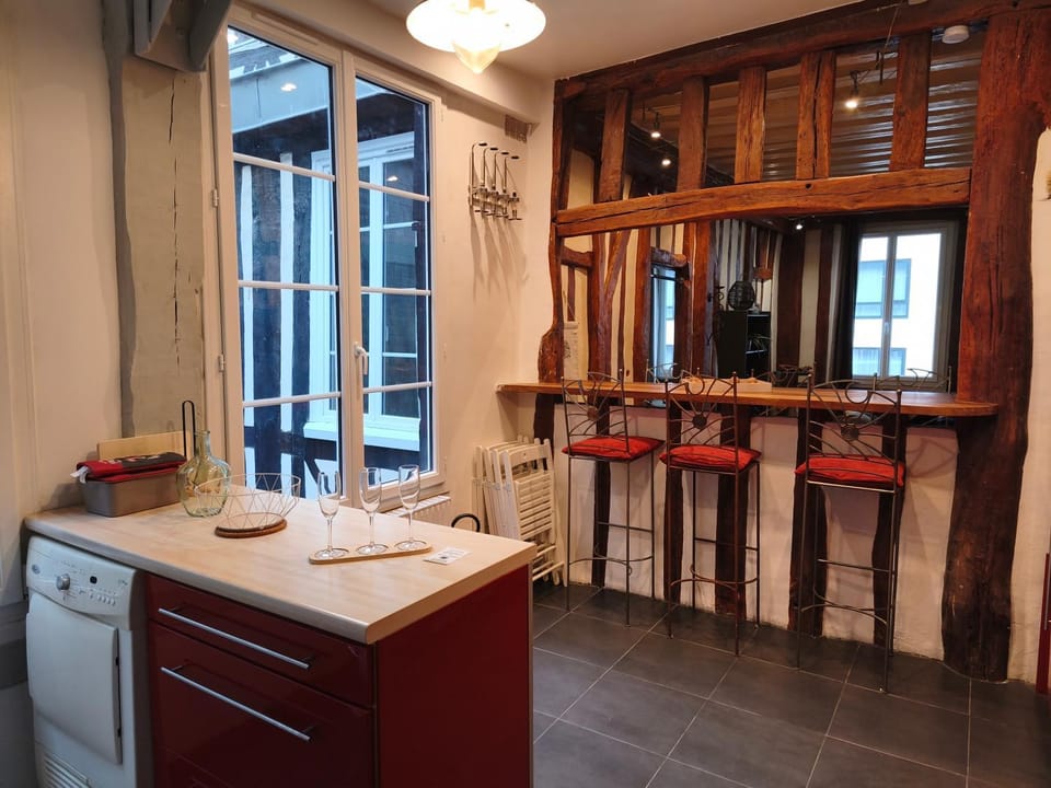 Kitchen or kitchenette, Dining area, stove