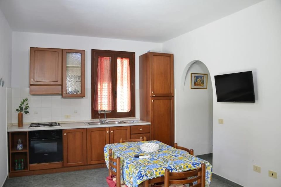 Kitchen or kitchenette, Living room, Seating area, Dining area, stove