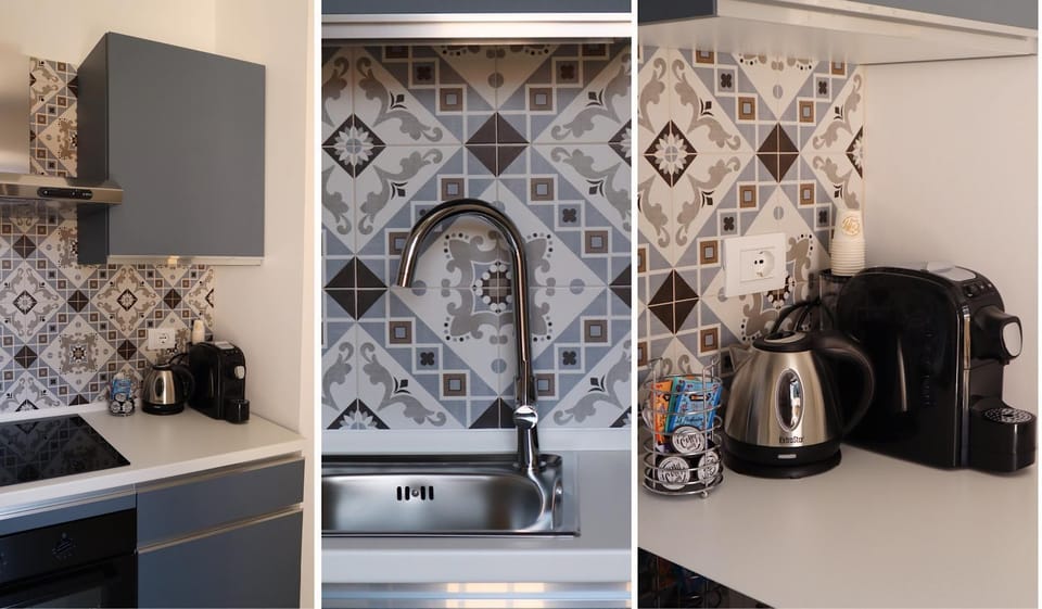 Coffee/tea facilities, Kitchen or kitchenette, oven, stove