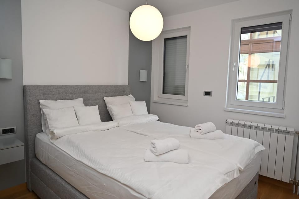 Bed, Photo of the whole room, Bedroom, towels