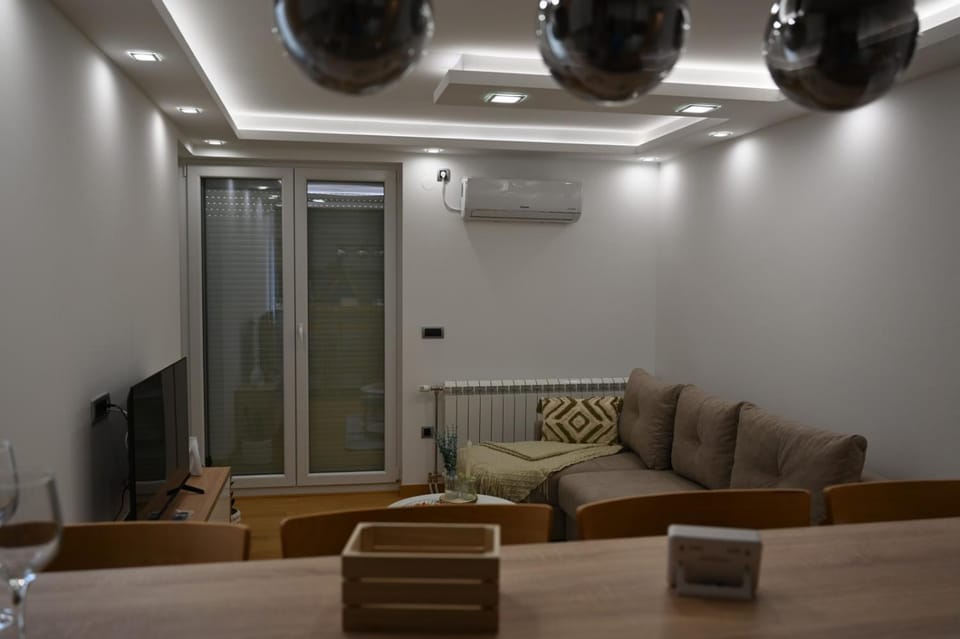 TV and multimedia, Living room, Seating area, internet, air conditioner
