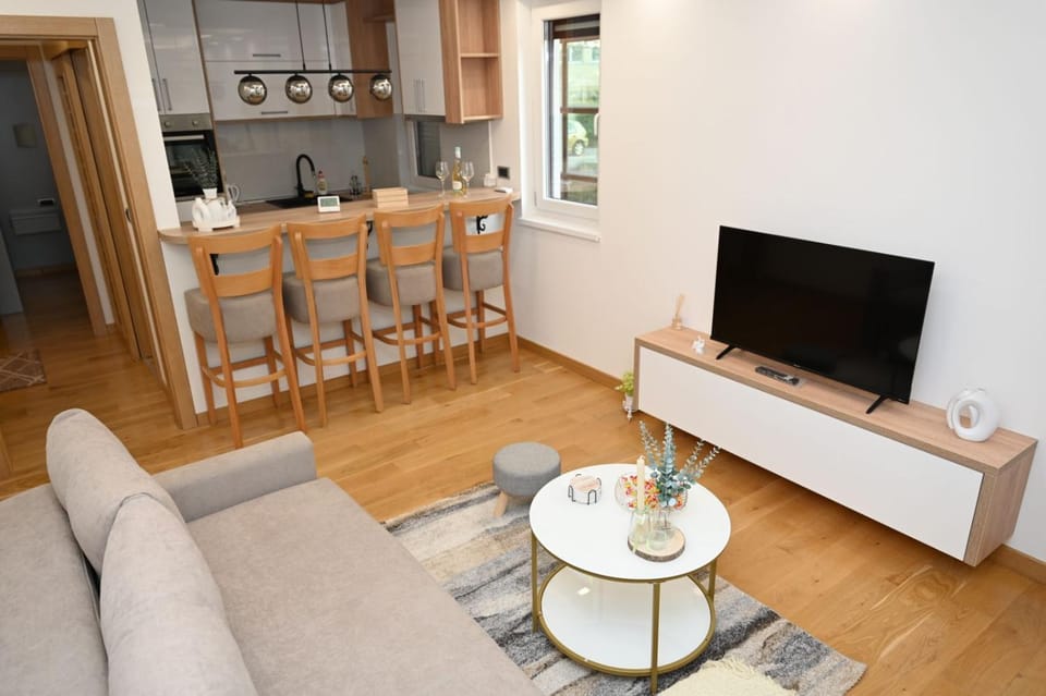 TV and multimedia, Kitchen or kitchenette, Living room, Dining area, stove