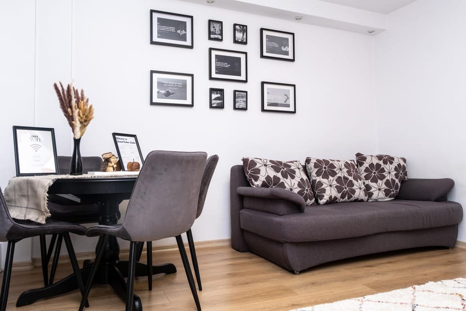 Bed, Living room, Seating area, Dining area
