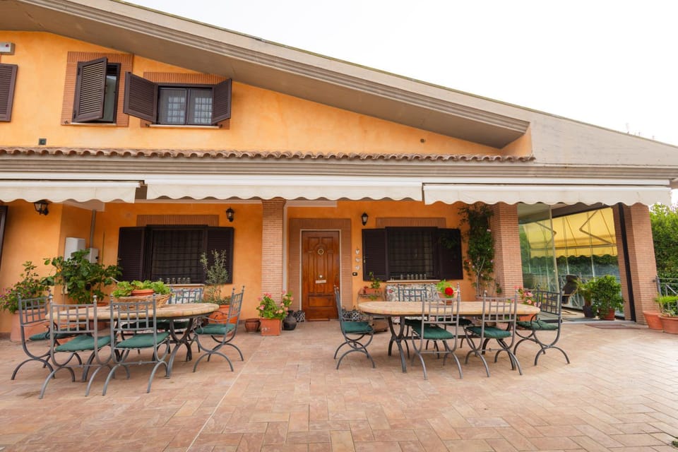 Property building, Patio, Balcony/Terrace, Dining area