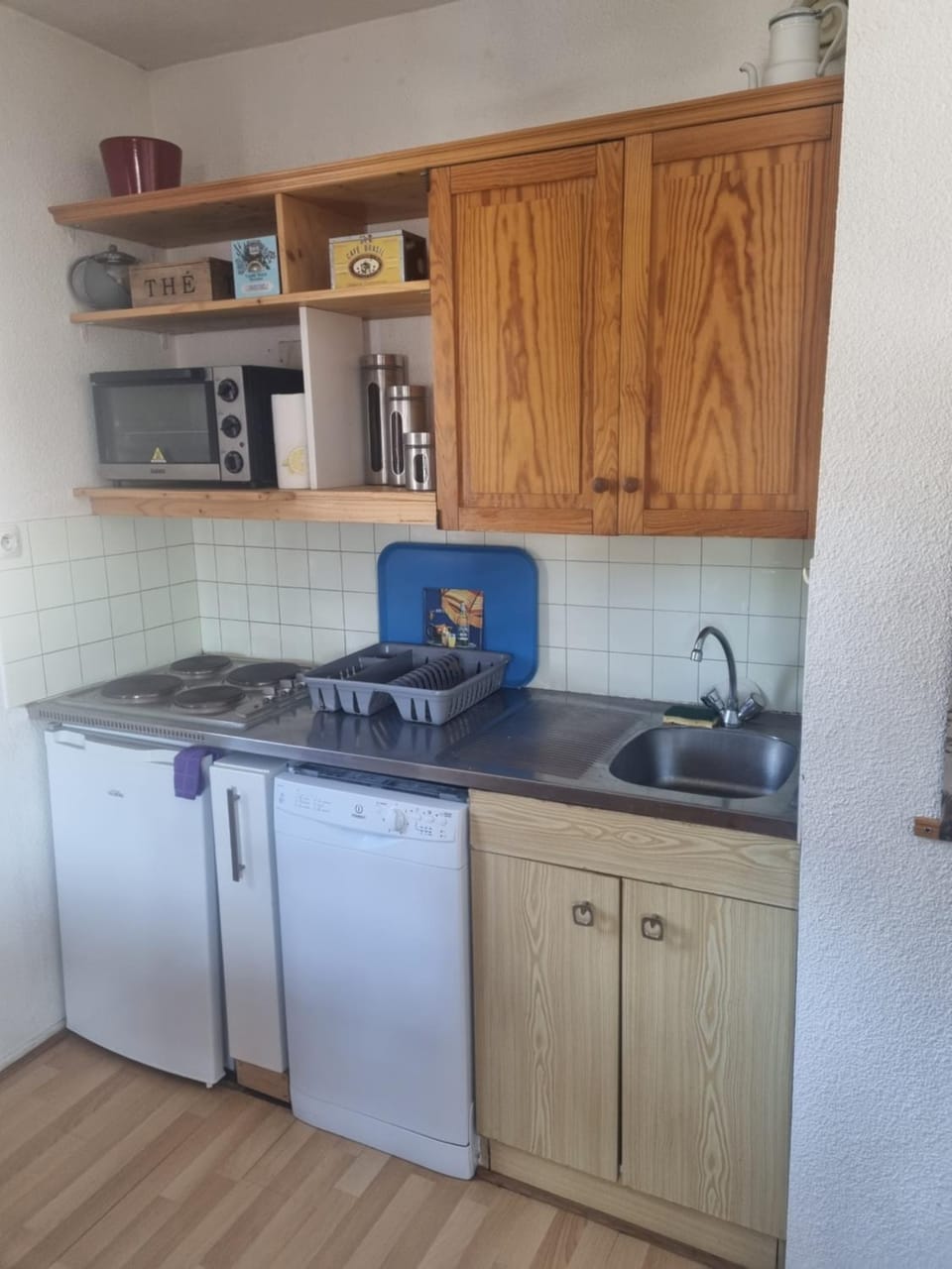 Kitchen or kitchenette, dishwasher, stove