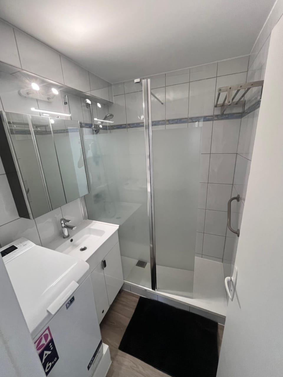 Shower, Bathroom, towels, washing machine
