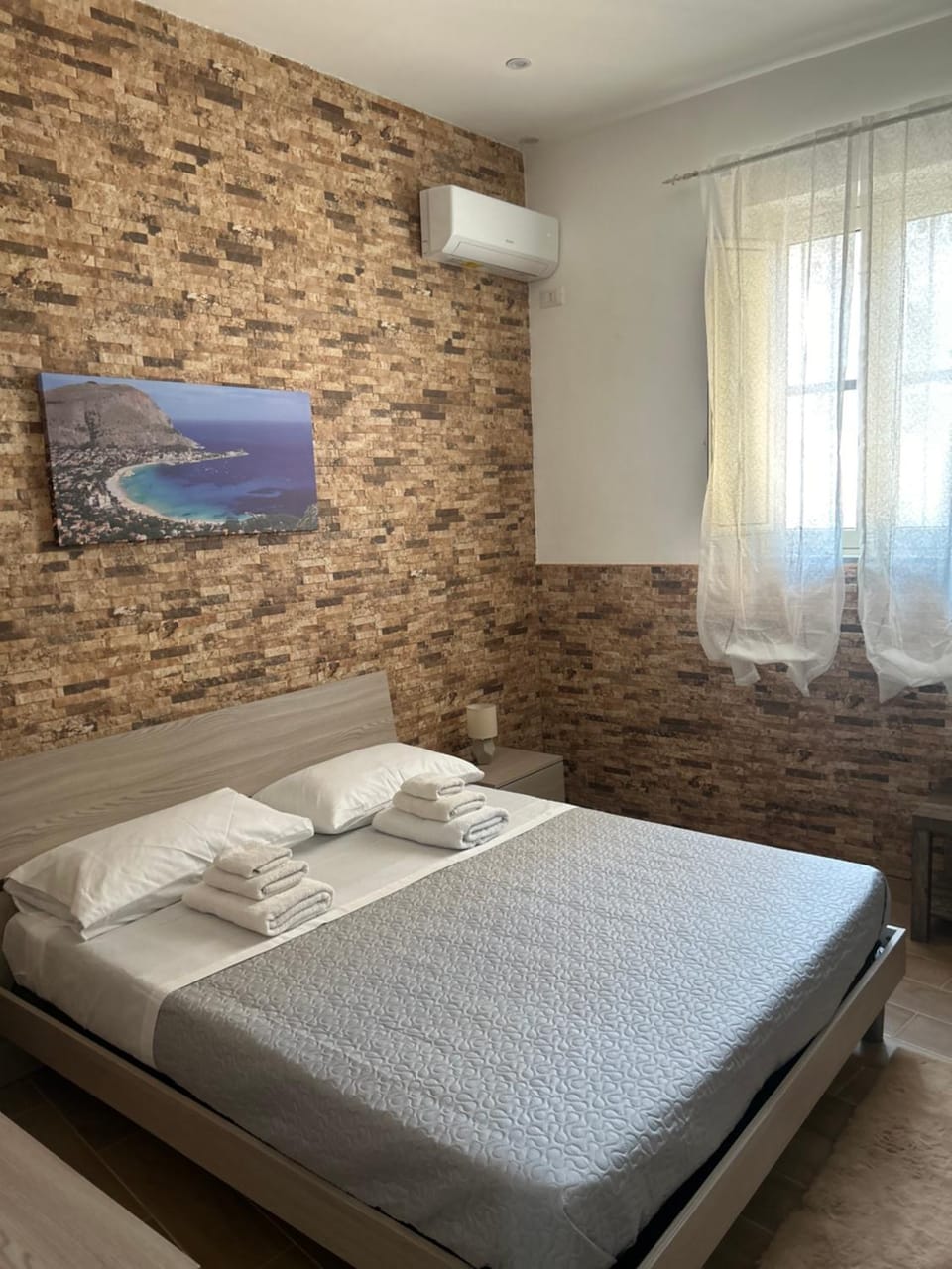 Photo of the whole room, Bedroom, air conditioner