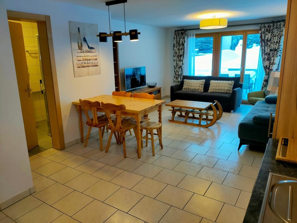 TV and multimedia, Seating area, Dining area