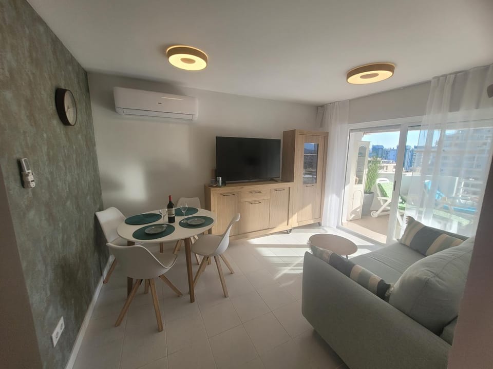 Communal lounge/ TV room, TV and multimedia, Living room, air conditioner