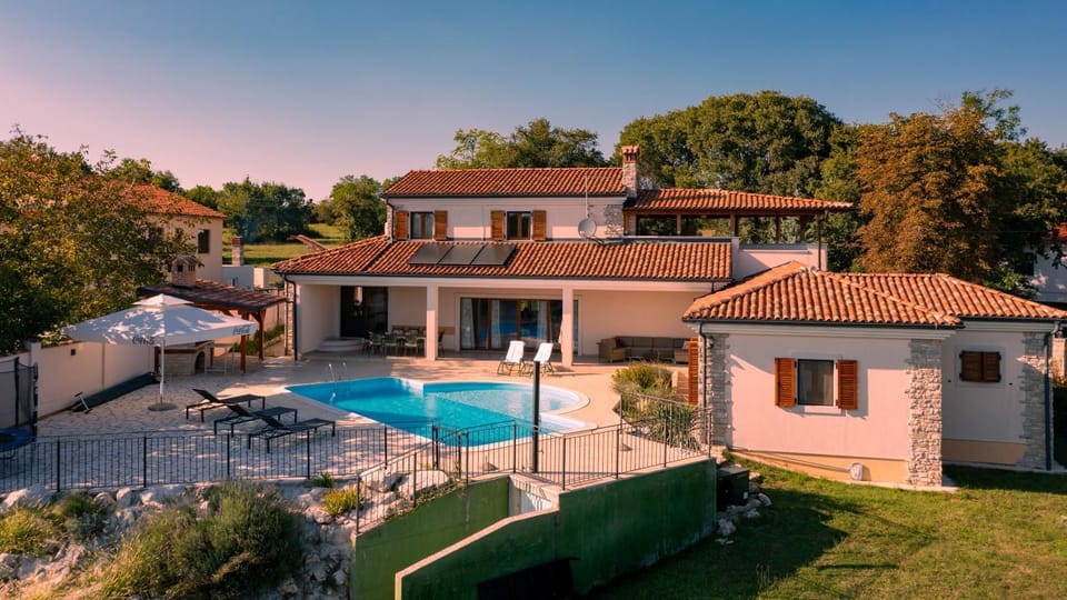 Property building, Patio, Day, Garden, Garden view, Pool view, Swimming pool, sunbed