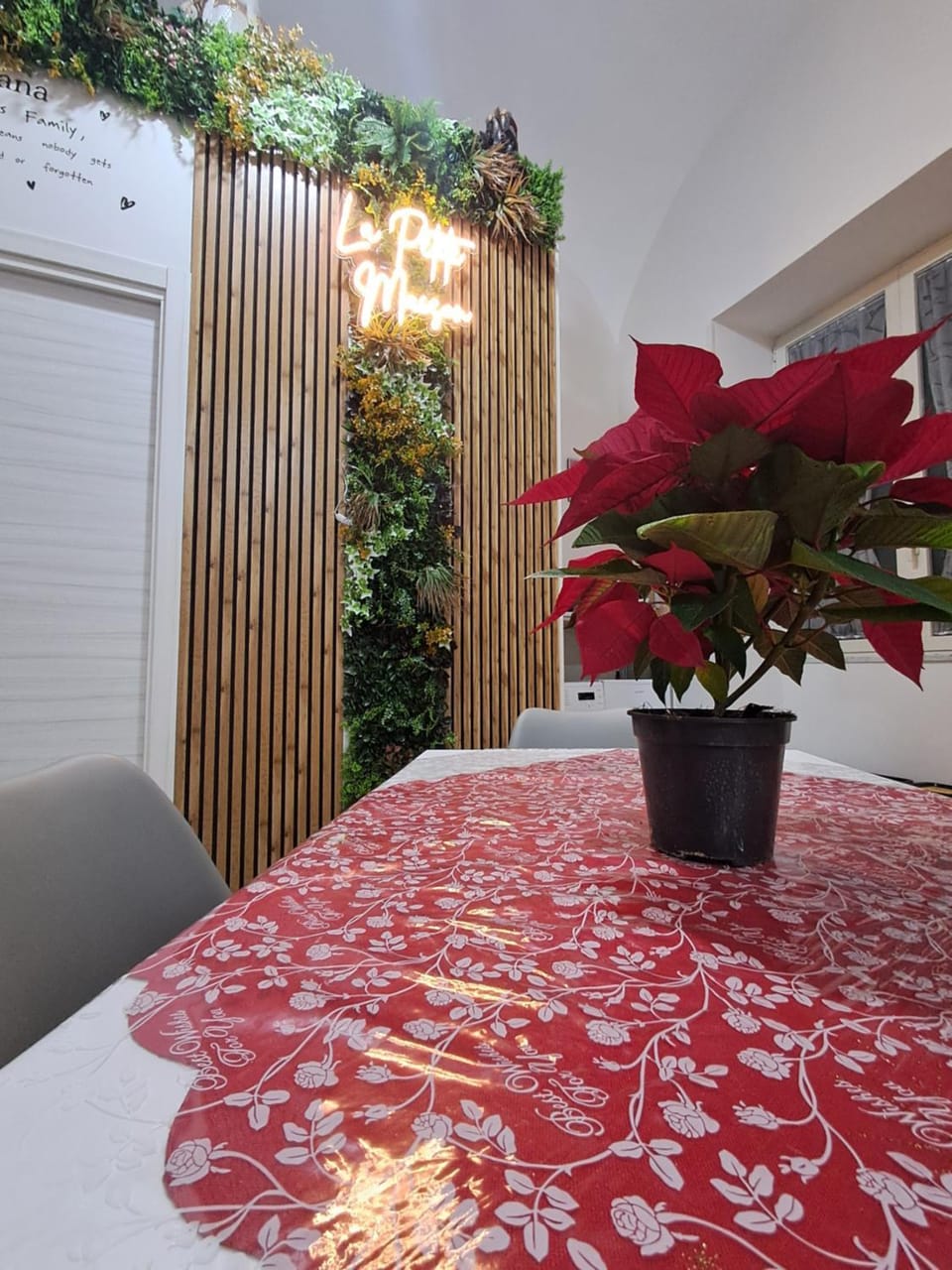 La Petite Maison House in Naples