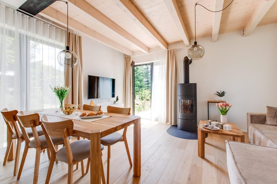 TV and multimedia, Living room, Seating area, Dining area, Evening entertainment