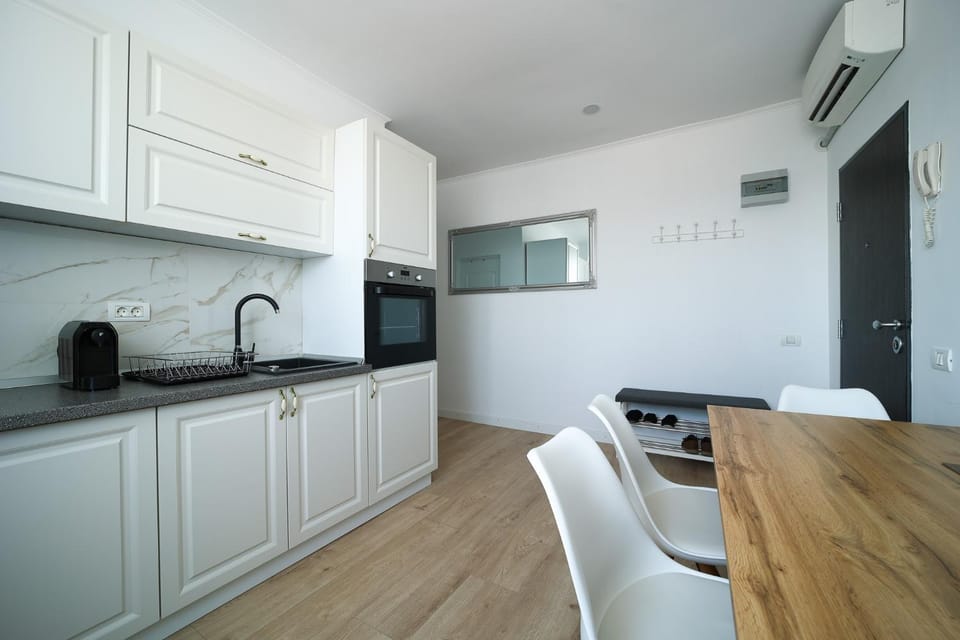 Coffee/tea facilities, Kitchen or kitchenette, Dining area, oven, stove