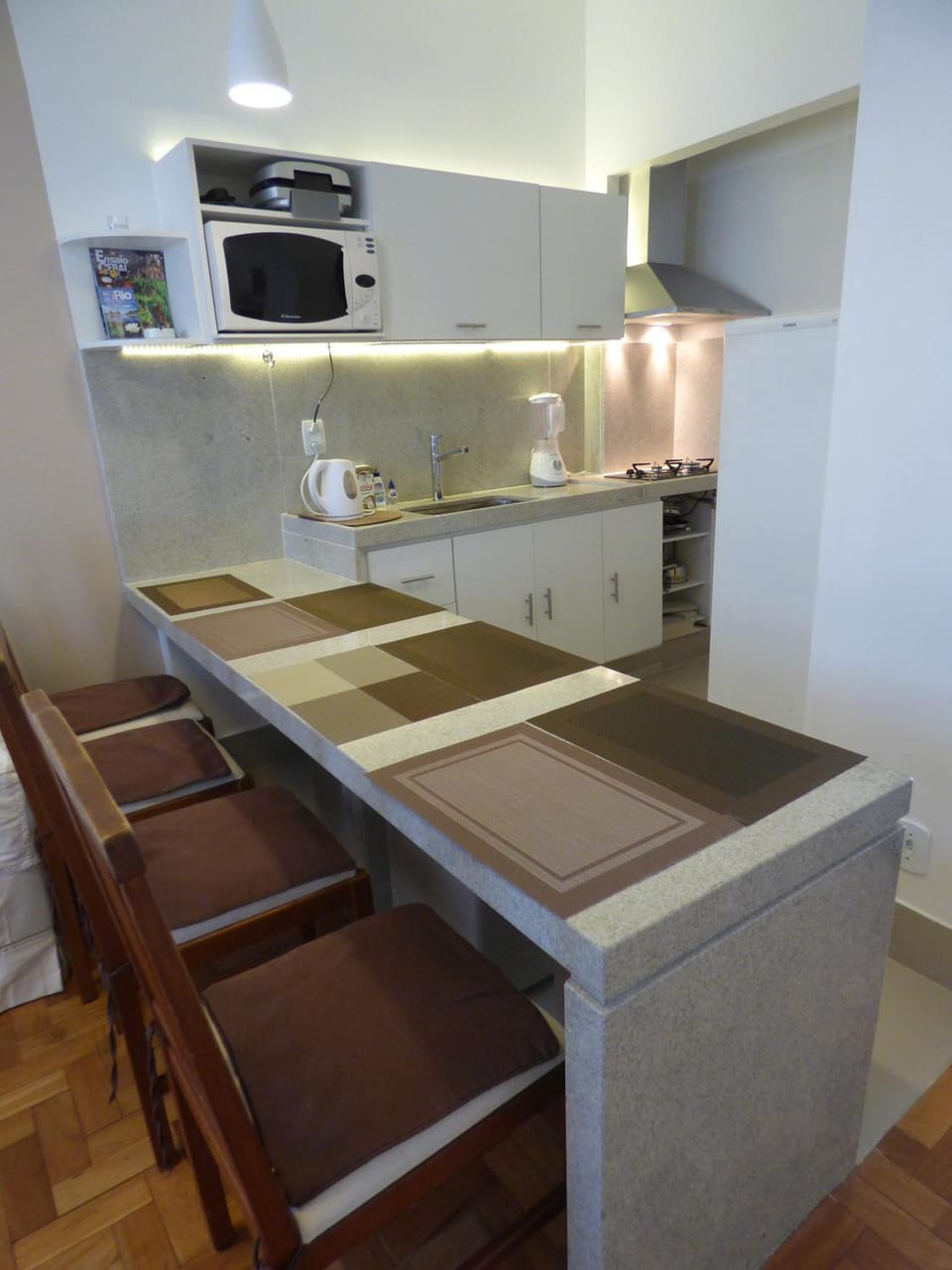 Coffee/tea facilities, Kitchen or kitchenette, Living room, Seating area, Dining area
