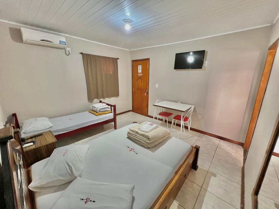 Bed, TV and multimedia, Photo of the whole room, Bedroom, towels, air conditioner