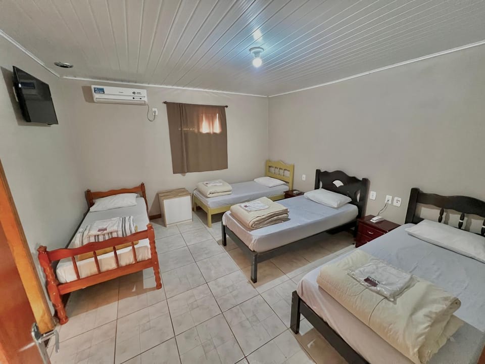 Bed, TV and multimedia, Photo of the whole room, Bedroom, towels, air conditioner