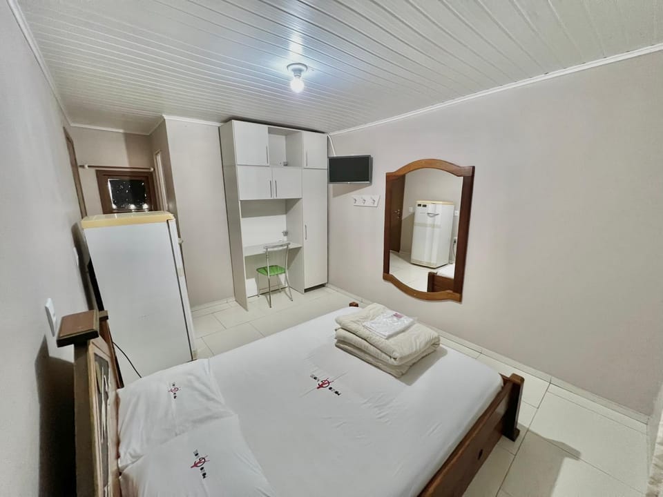 Bed, TV and multimedia, Photo of the whole room, Bedroom, minibar, towels