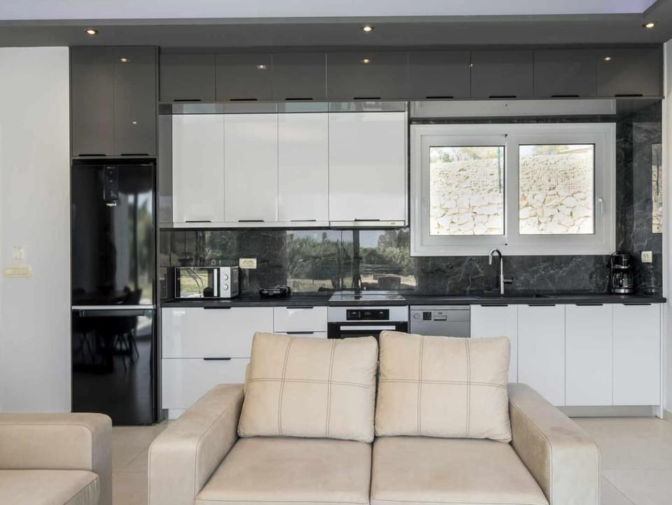 Coffee/tea facilities, Kitchen or kitchenette, Living room, Seating area, oven, stove