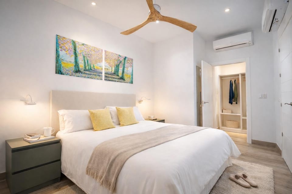 Photo of the whole room, Bedroom, air conditioner