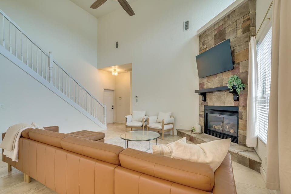 Private Beach at Lakefront Summerfield Getaway! House in Lake Weir