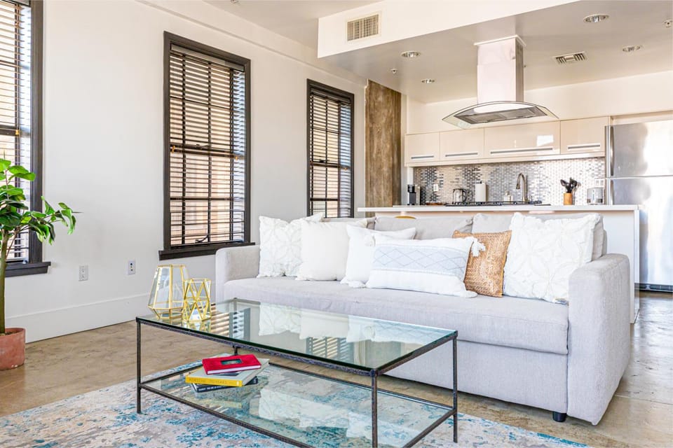 Kitchen or kitchenette, Living room, Seating area, Dining area