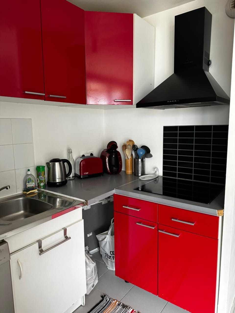 Coffee/tea facilities, dishwasher, stove, toaster