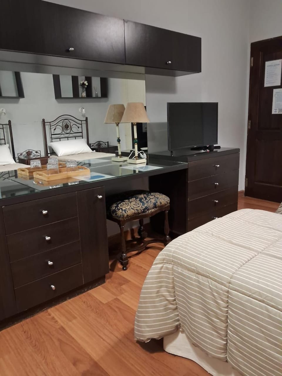Bed, TV and multimedia, Photo of the whole room, Bedroom