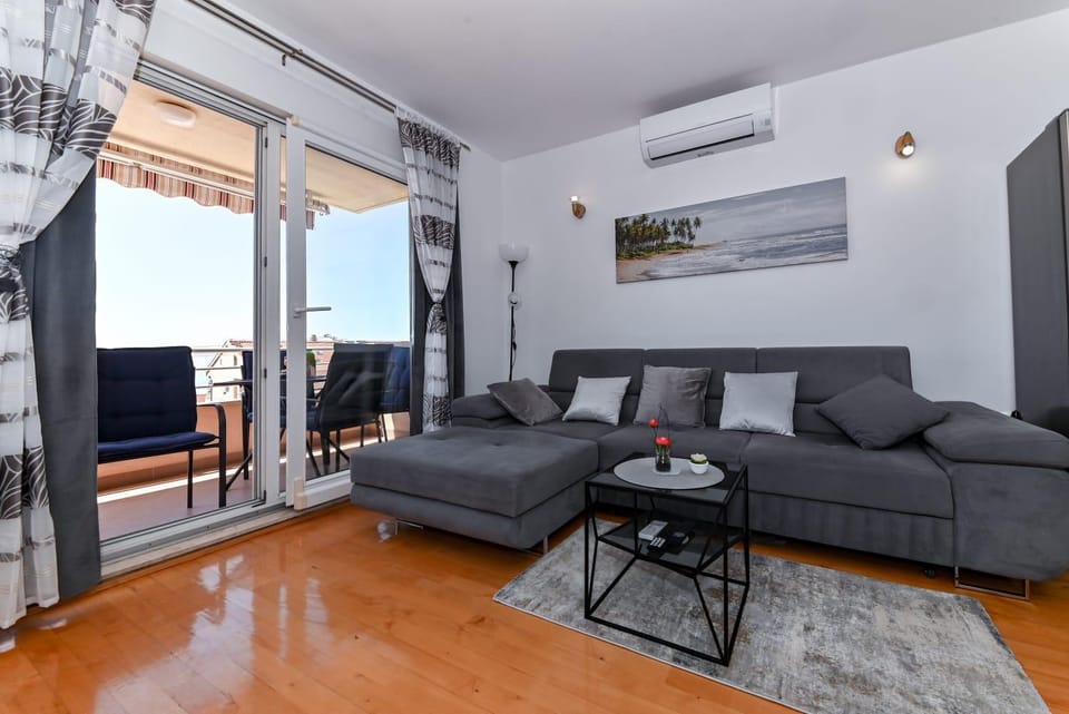 View (from property/room), Balcony/Terrace, Living room, Seating area, Dining area, air conditioner