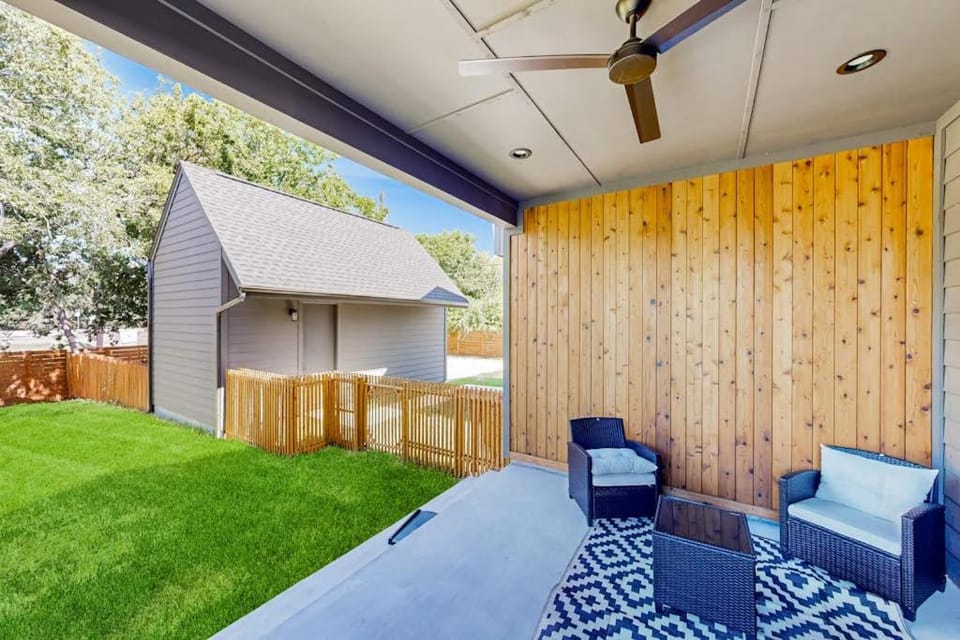 The Isabelle's - Unit A House in Austin