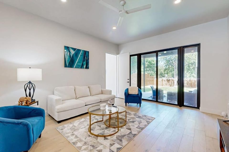 The Isabelle's - Unit A House in Austin
