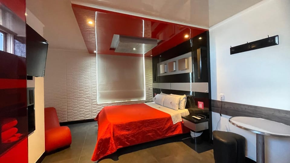 Toilet, Bed, Bathroom, TV and multimedia, Bedroom, towels