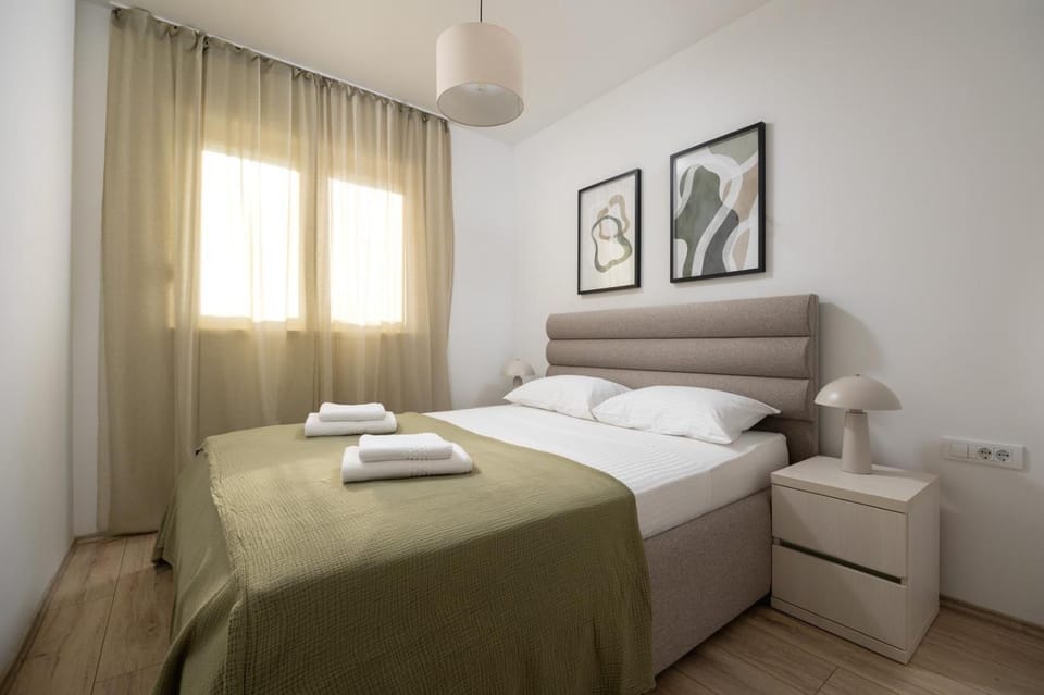 Photo of the whole room, Bedroom, towels