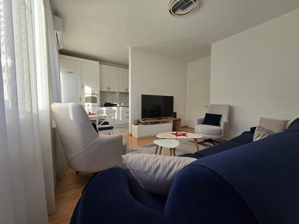 TV and multimedia, Kitchen or kitchenette, Living room, Seating area, Dining area