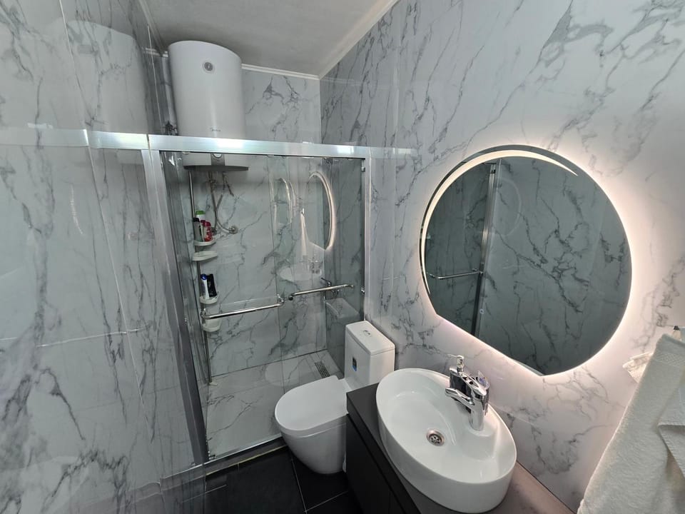 Shower, Toilet, Bathroom, towels