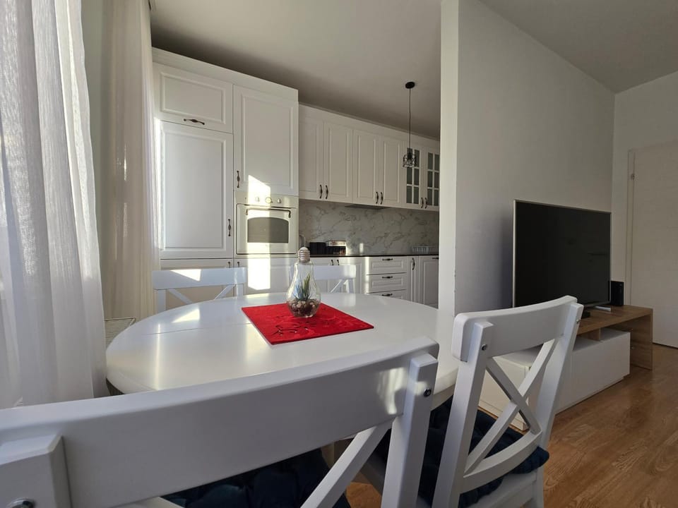 TV and multimedia, Kitchen or kitchenette, Seating area, Dining area, oven, stove