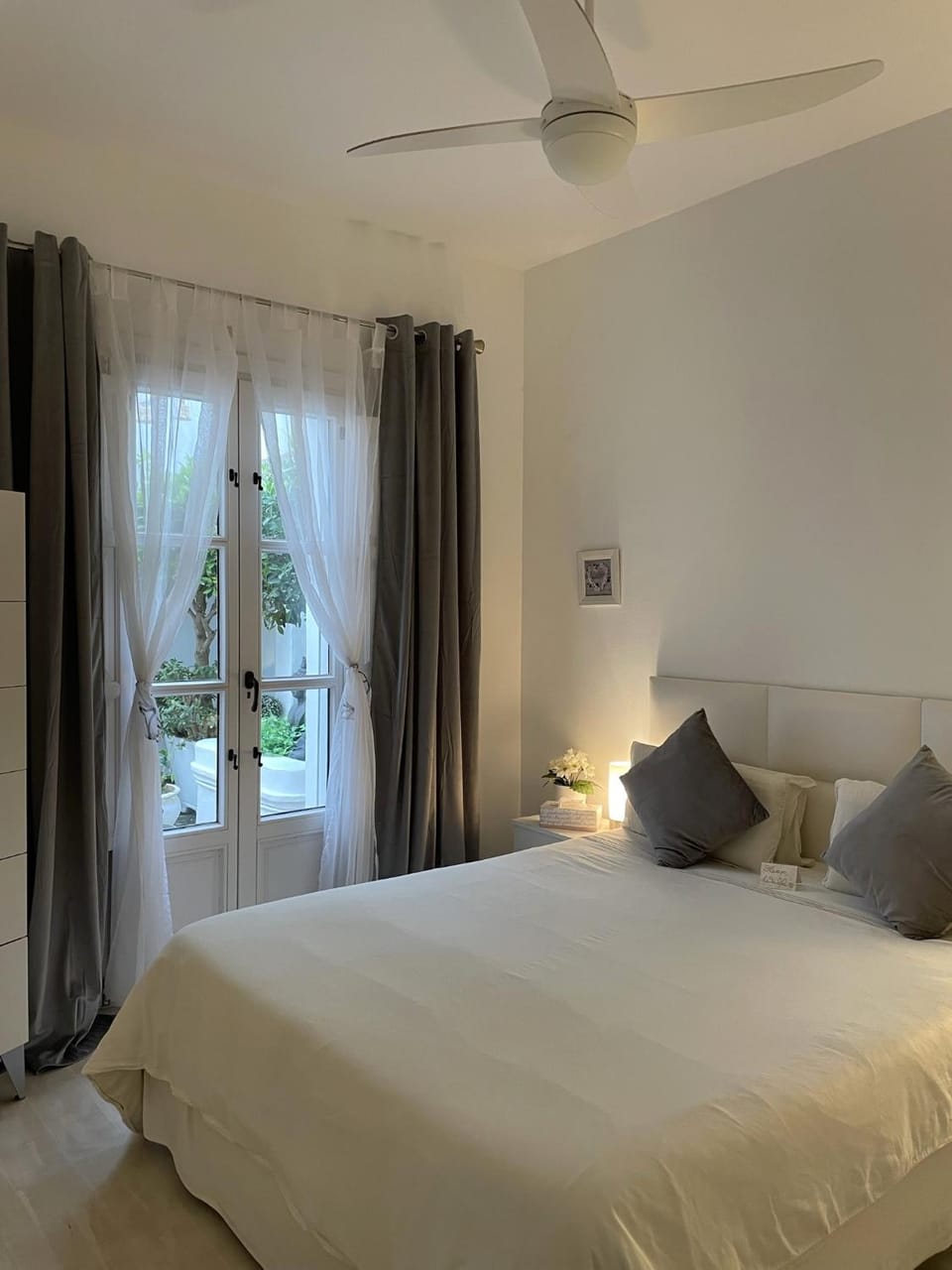 Bed, Photo of the whole room, Bedroom, fireplace