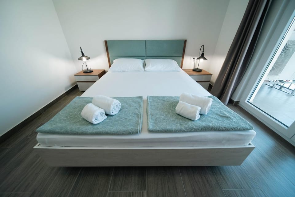 Bed, Bedroom, towels