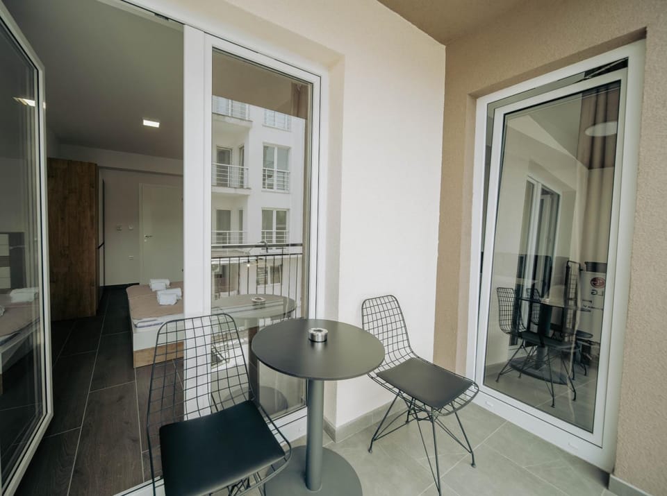 View (from property/room), Balcony/Terrace, Living room, Seating area