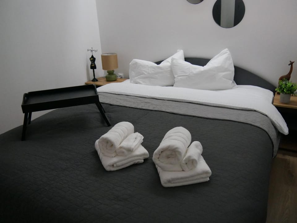 Bed, Photo of the whole room, Bedroom, towels