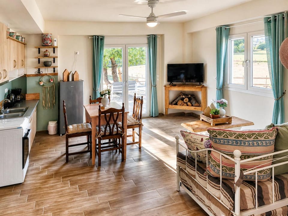 Kitchen or kitchenette, Living room, Dining area