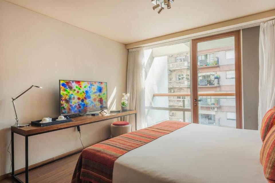 Bed, TV and multimedia, Photo of the whole room, Seating area, Bedroom