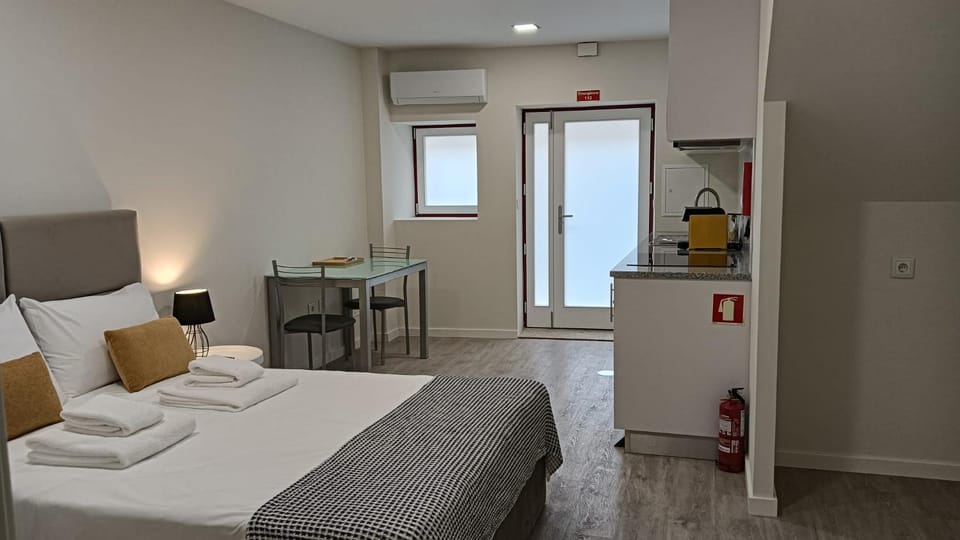 Bed, Photo of the whole room, Seating area, Dining area, Bedroom, towels