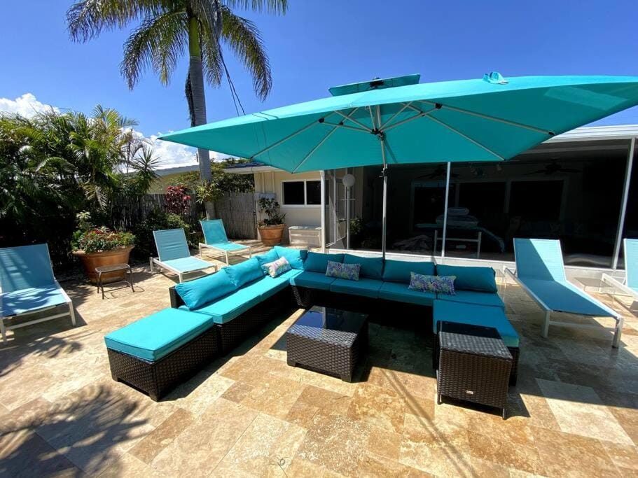 Property building, Patio, Day, Garden, View (from property/room), Balcony/Terrace, Seating area, Garden view, sunbed