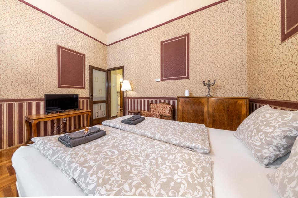 Bed, TV and multimedia, Bedroom